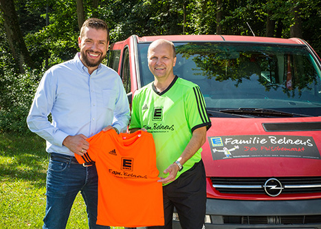 A. Behrens und M. Gamer präsentieren das Camp Trikot